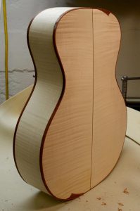 The sugar maple body has a nice crisp outline in hormigo.